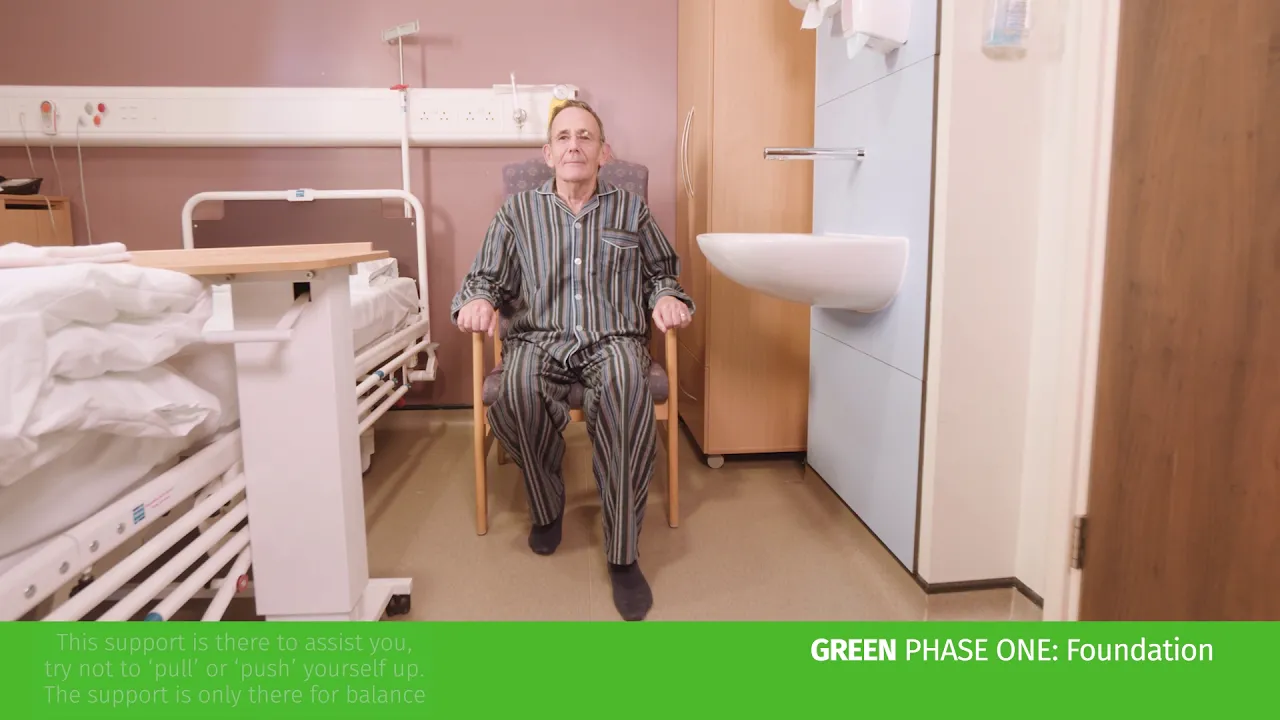 um homem sentado numa cadeira de hospital