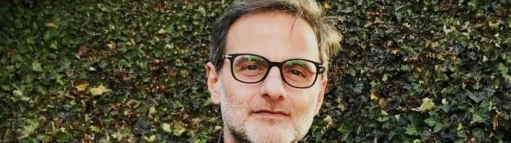 Un uomo che porta gli occhiali