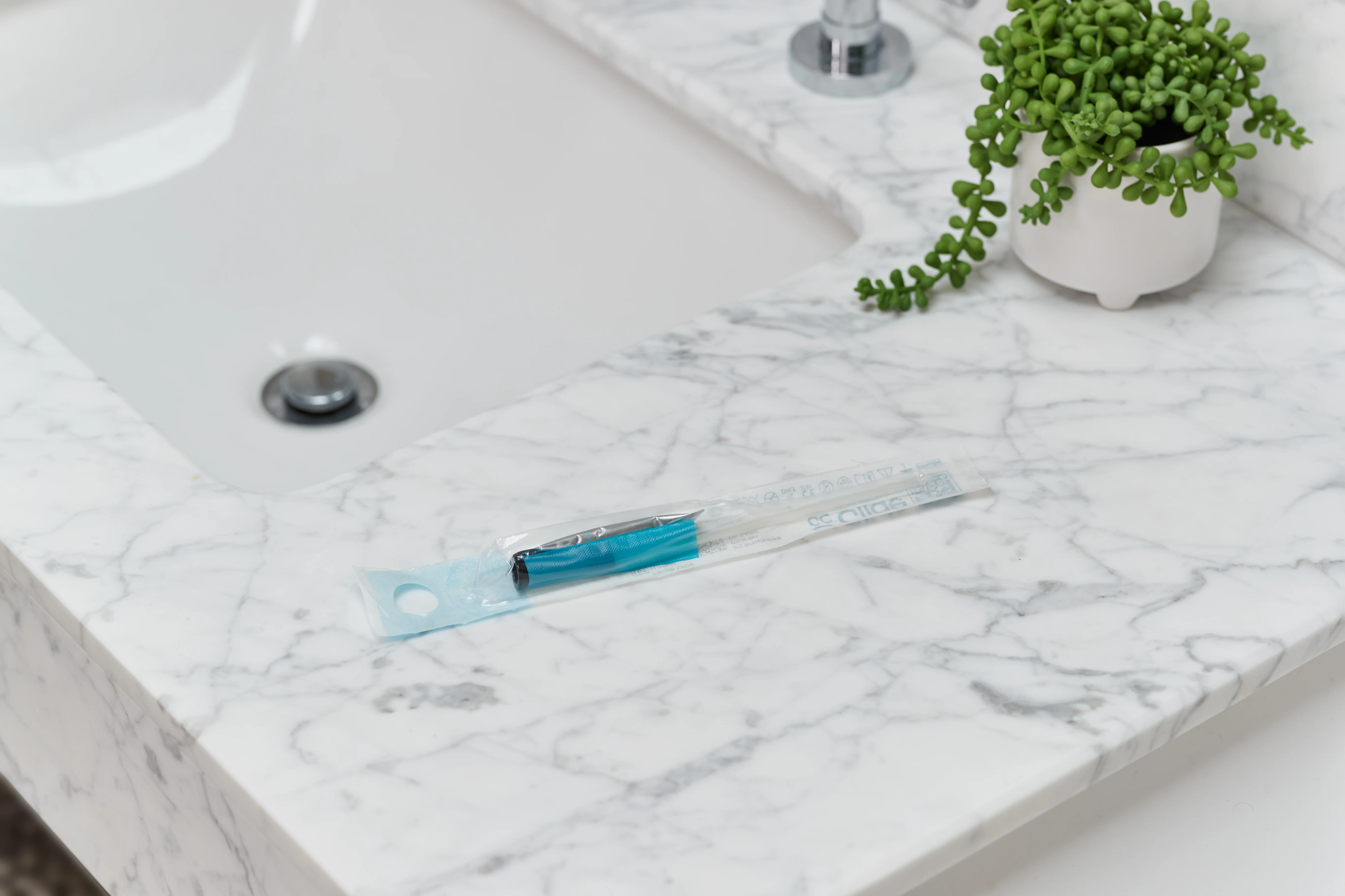 une brosse à dents sur un comptoir