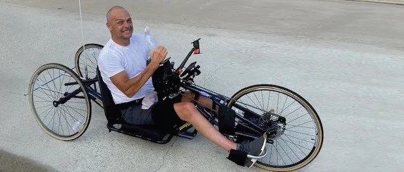 um homem sentado em uma cadeira de rodas