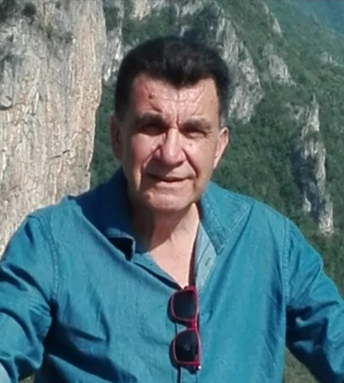 Un uomo che indossa una camicia blu