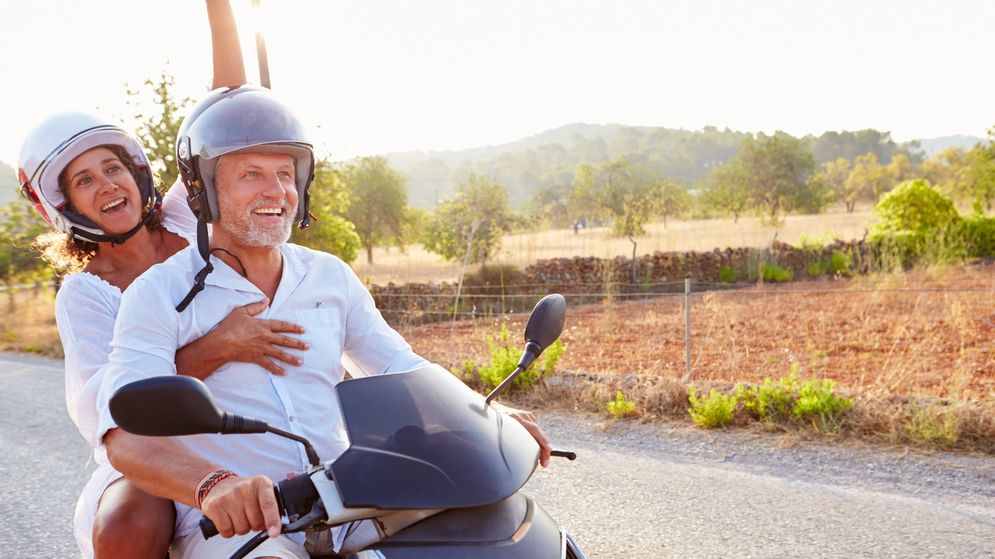 en man och en kvinna på en motorcykel