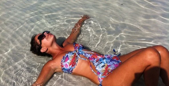 una persona sdraiata sulla schiena nell'acqua