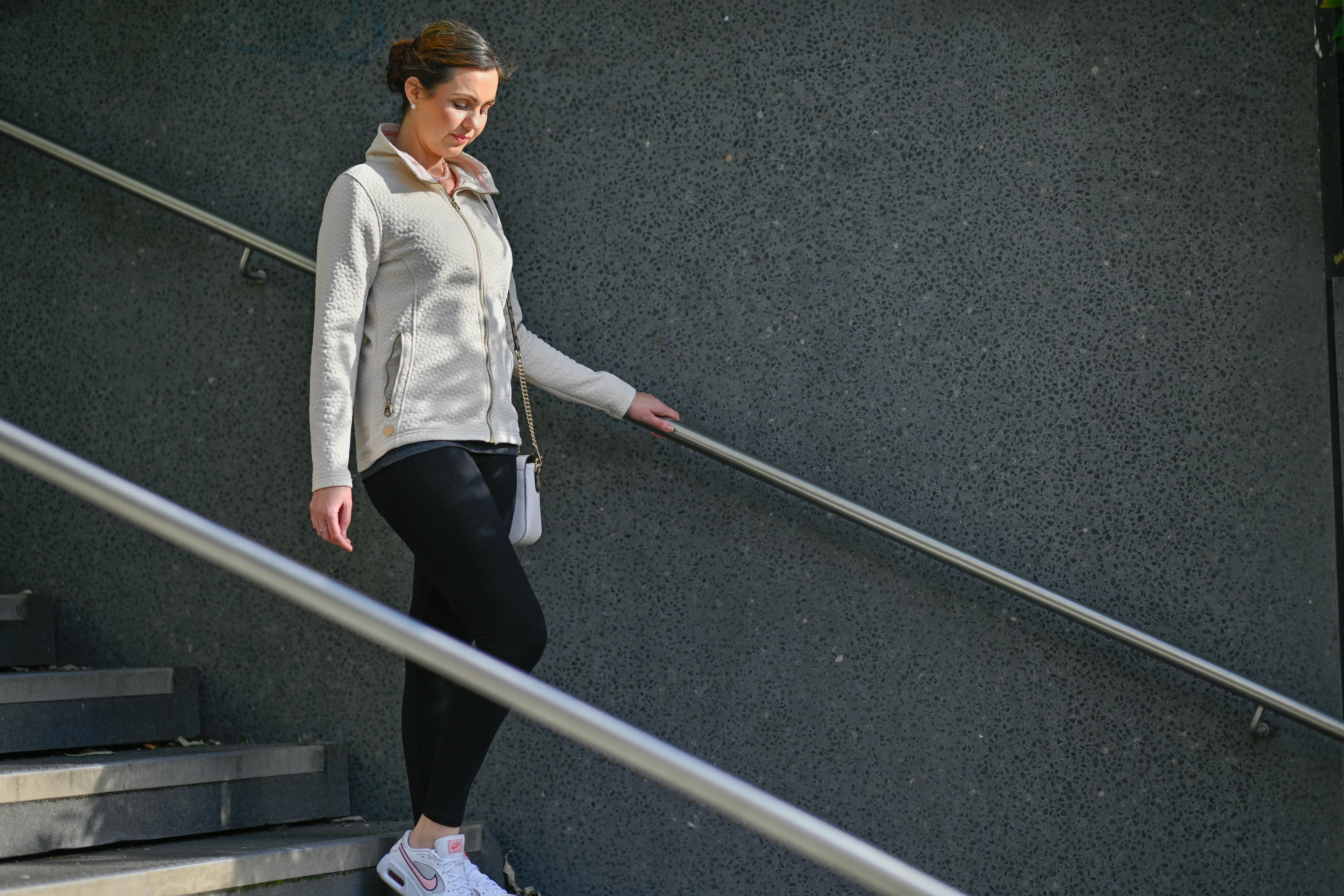 une personne qui monte un escalier