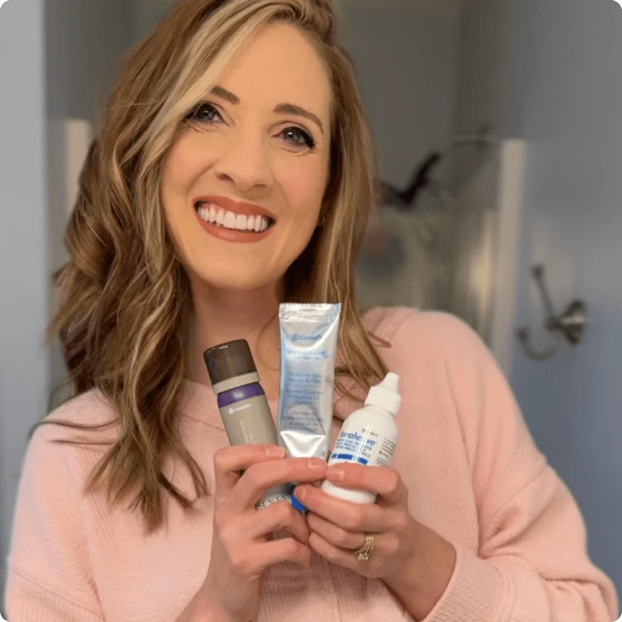 Lächelnde Frau mit Stomahesive® Produkten und ESENTA™ Klebstoffentferner, die Hautpflege und Wohlbefinden fördern.