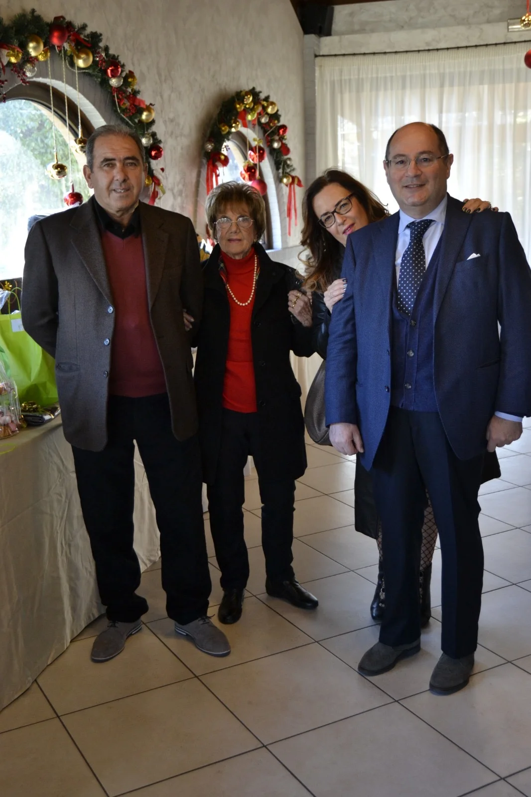 Un gruppo di persone in posa per una foto