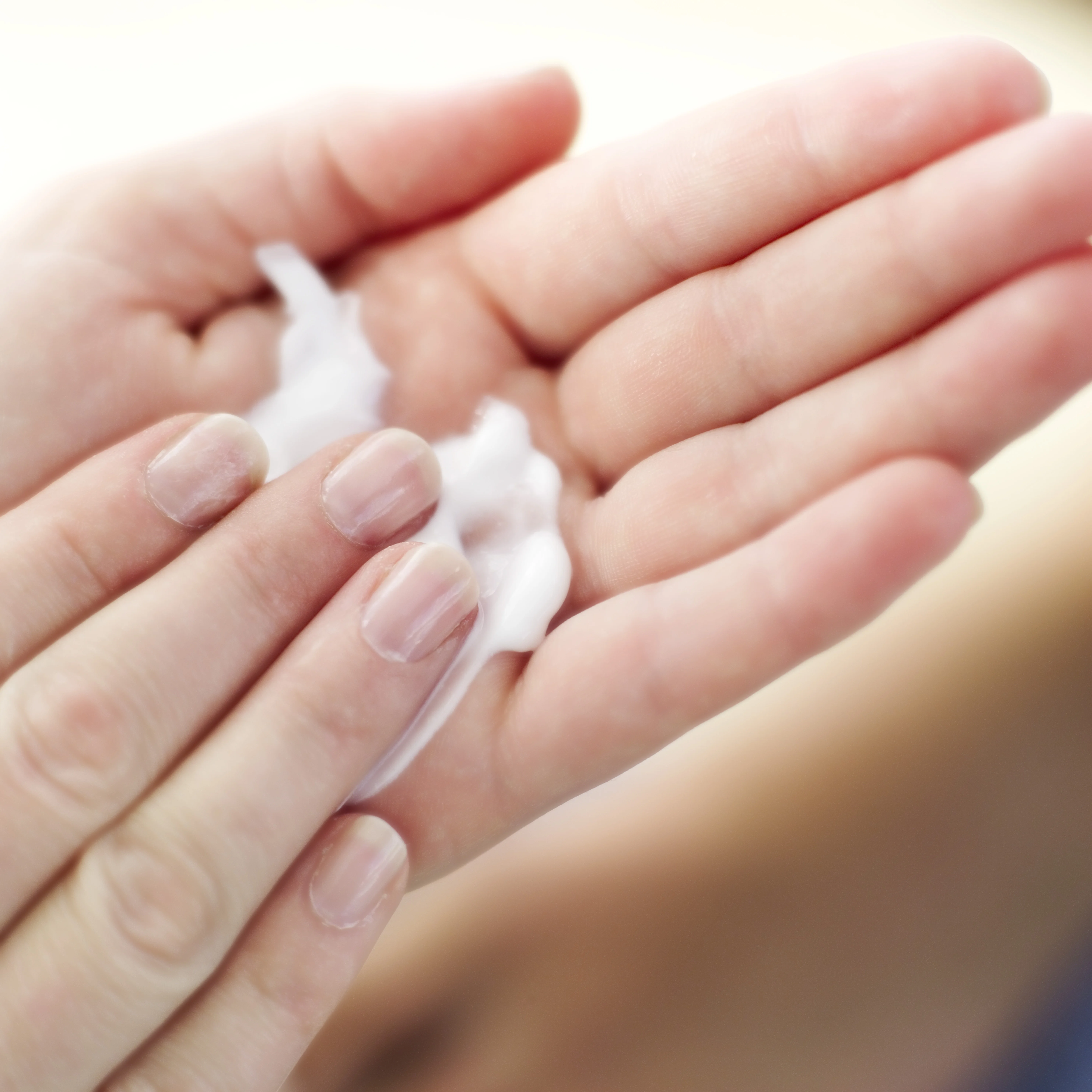 una persona che tiene un oggetto bianco