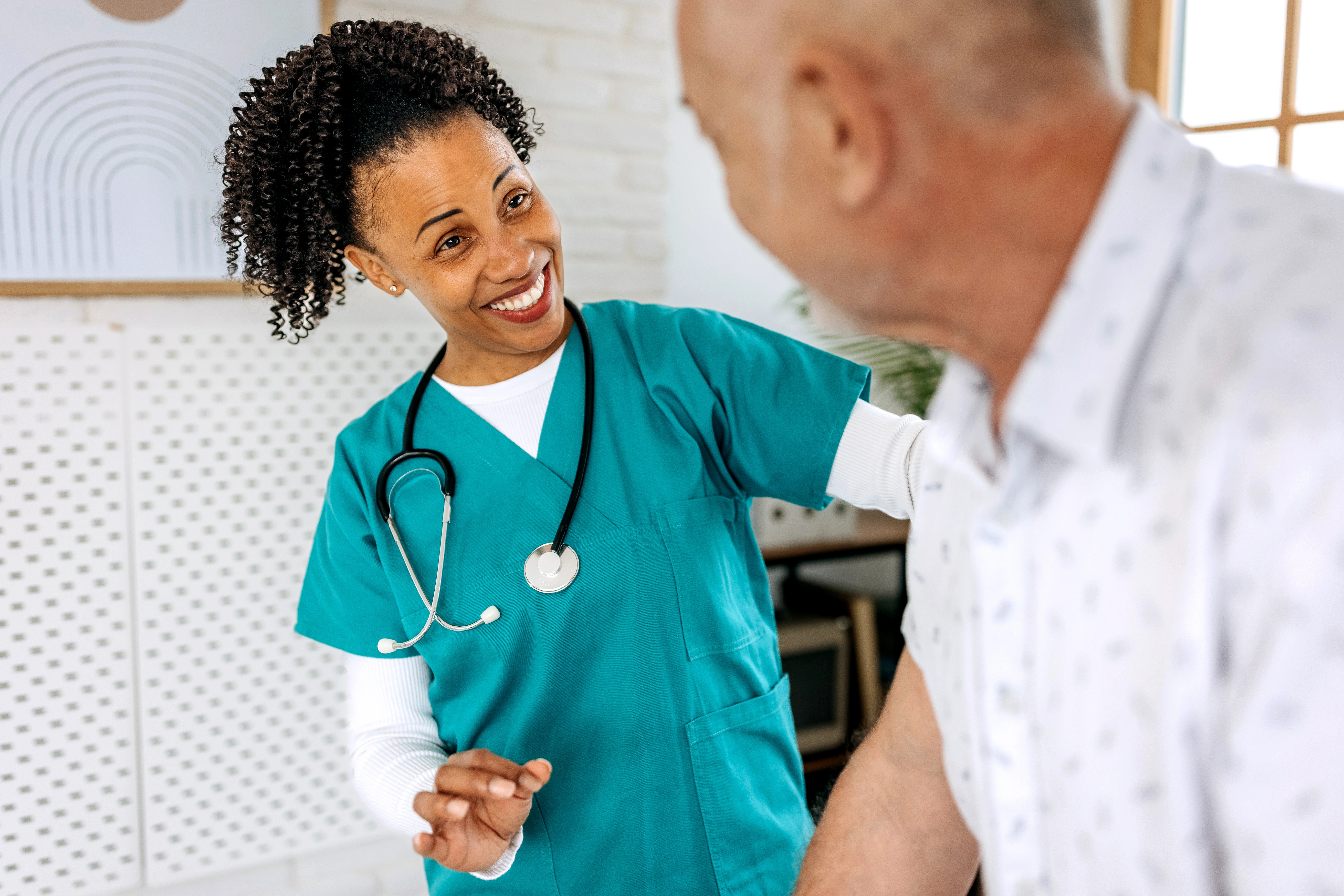 un médecin qui s’adresse à un patient