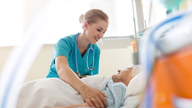 Älterer Patient und Krankenschwester im Krankenhaus