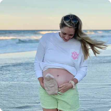 Uma mulher está vivendo com uma bolsa de ostomia
