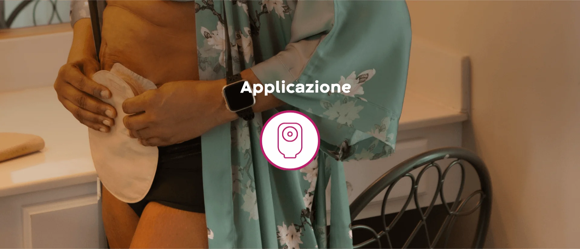una persona che tiene in mano un telefono
