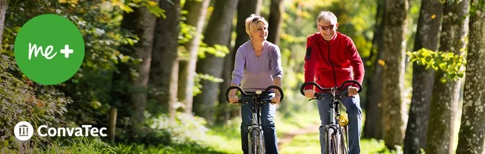 Un uomo e una donna in sella alle biciclette