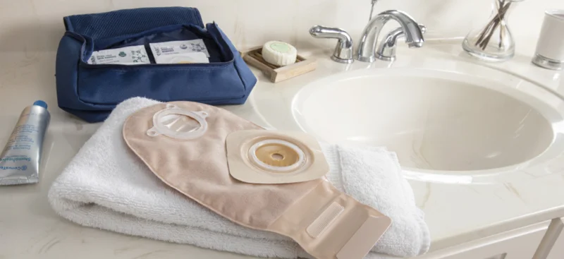 ein Waschbecken mit Handtüchern und eine Box auf der Theke