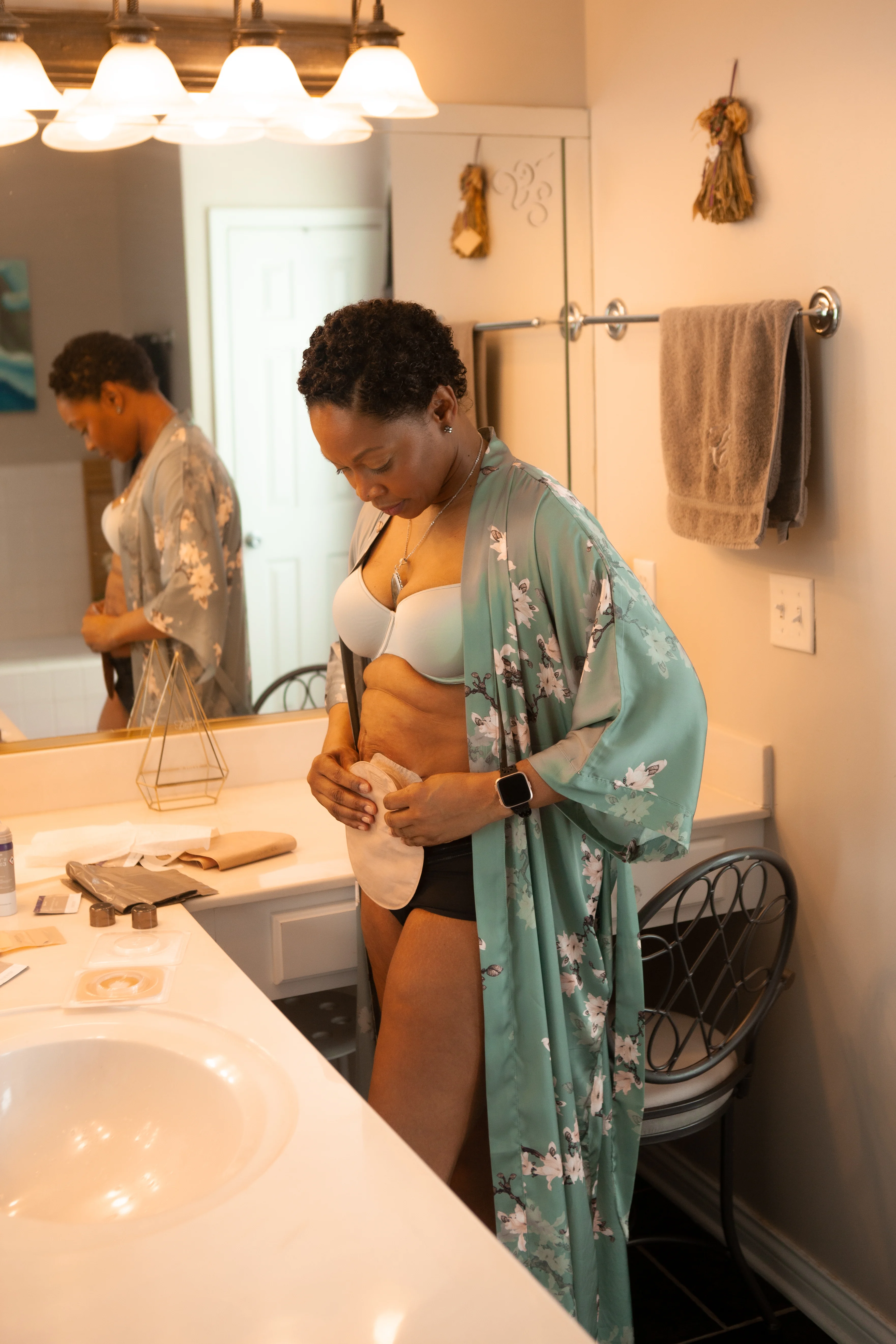 uma mulher com uma ostomia em um banheiro